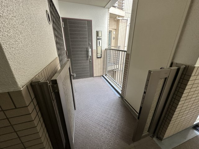 セントラルコート横濱井土ヶ谷の玄関|プライバシー性も確保される専用玄関ポーチ付きの住戸です。ベビーカーなども置けて便利ですね。