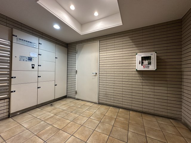 セントラルコート横濱井土ヶ谷のエントランス|不在時にもあると大変便利な宅配ボックスを完備しています。