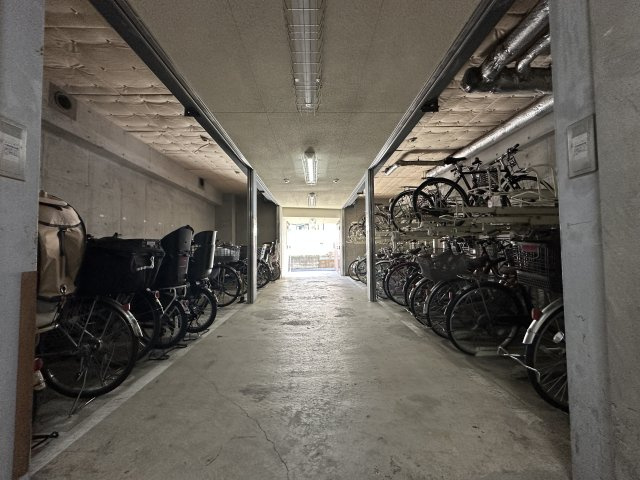 セントラルコート横濱井土ヶ谷の駐輪場|屋内駐車場。大切な自転車を雨から守ってくれる駐輪スペースです。