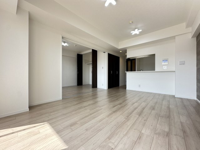 セントラルコート横濱井土ヶ谷の居間・リビング|隣のお部屋を開放すれば１８帖超えの広さになります。