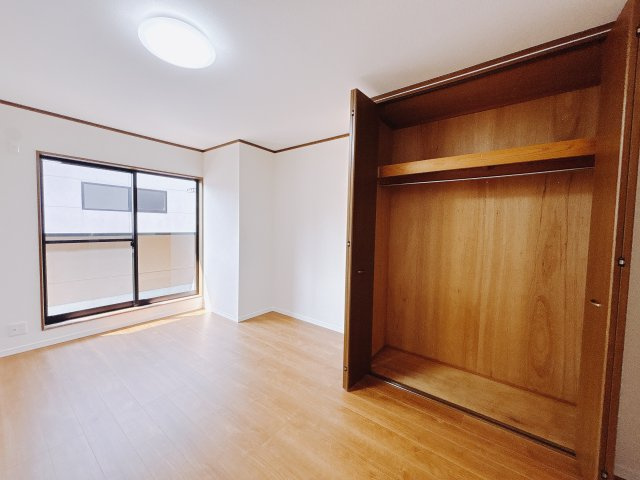 【中古戸建】高崎市中居町2丁目の洋室|■2階洋室｜お子様の一人部屋にピッタリな洋室。木のぬくもりを感じるフローリングは、天然木の味わいが時とともに深みを増していきます。また、傷にも強く、フリーワックスでお手入れもラクラクです♪