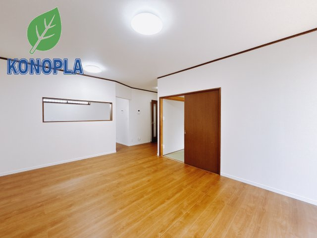 【中古戸建】高崎市中居町2丁目の居間・リビング|■リビング｜落ち着きのある表情を見せるリビングダイニング。太陽の光がたっぷり差し込むリビングは、自然とご家族が集まる居心地の良い空間です。