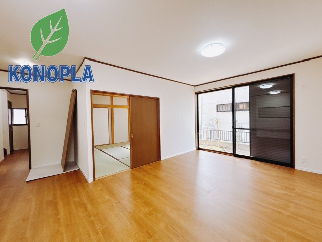 【中古戸建】高崎市中居町2丁目の居間・リビング|■リビング｜落ち着きのある表情を見せるリビングダイニング。太陽の光がたっぷり差し込むリビングは、自然とご家族が集まる居心地の良い空間です。