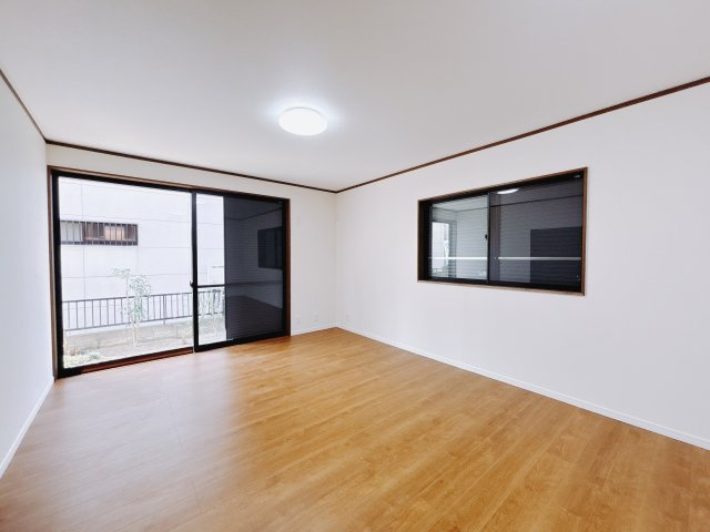 【中古戸建】高崎市中居町2丁目の居間・リビング|■リビング｜陽当たり良好のリビングダイニング♪賃貸では叶わなかった、お友達とのホームパーティや大音量で映画やテレビを楽しむことができます(*^^*)