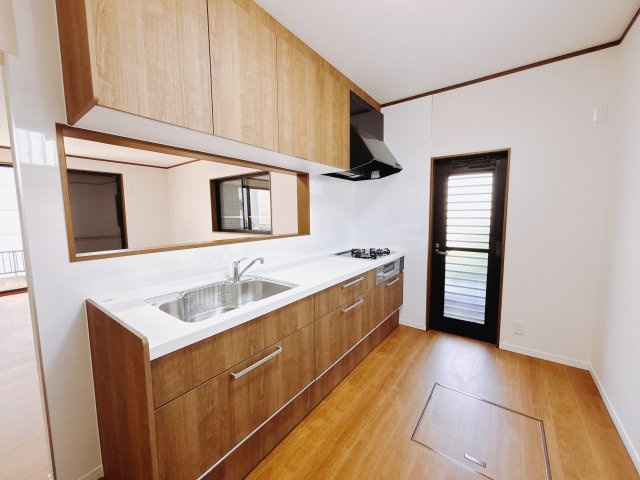 【中古戸建】高崎市中居町2丁目のキッチン|■キッチン｜作業がはかどる広々カウンタースペース。会話がはずむ「オープンキッチン」なので家族とのコミュニケーションも活発になります。
