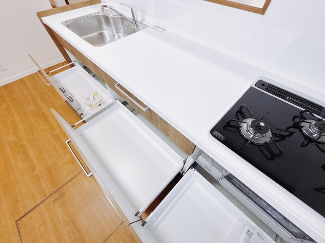 【中古戸建】高崎市中居町2丁目のキッチン|■キッチン｜全スライド式収納キッチン♪お皿や鍋の出し入れもラクラクです（＾＾）！