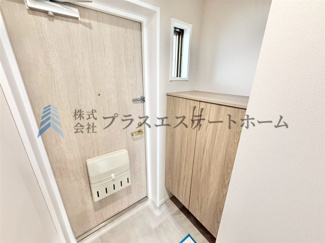 【その他】 | ワコーレグラン兵庫 | 人を迎え入れる最初の場所だからこそ、清潔感がある空間に♪暗くなりがちな玄関に小窓があるのもいいですね