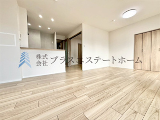 【居間・リビング】 | ワコーレグラン兵庫 | バルコニーから光が差し込むリビングです♪暖かい空間で家族団らんをお楽しみください♪
