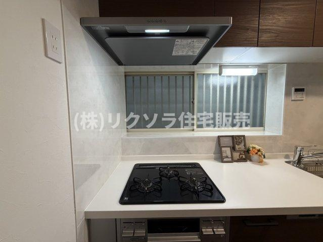 大池町　中古一戸建てのキッチン|ビルトイン3口コンロ
■物件内覧・資金計画相談・住宅ローン相談、リフォーム相談、お問合せ受付中■
※当日・翌日のご内覧、ご相談はお電話でのお問合せがスムーズです！