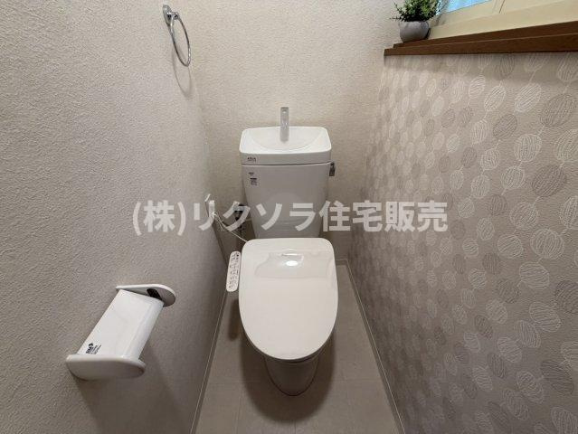 大池町　中古一戸建てのトイレ|温水洗浄便座付き
■物件内覧・資金計画相談・住宅ローン相談、リフォーム相談、お問合せ受付中■
※当日・翌日のご内覧、ご相談はお電話でのお問合せがスムーズです！