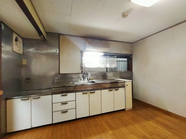 神島町平家建てのキッチン