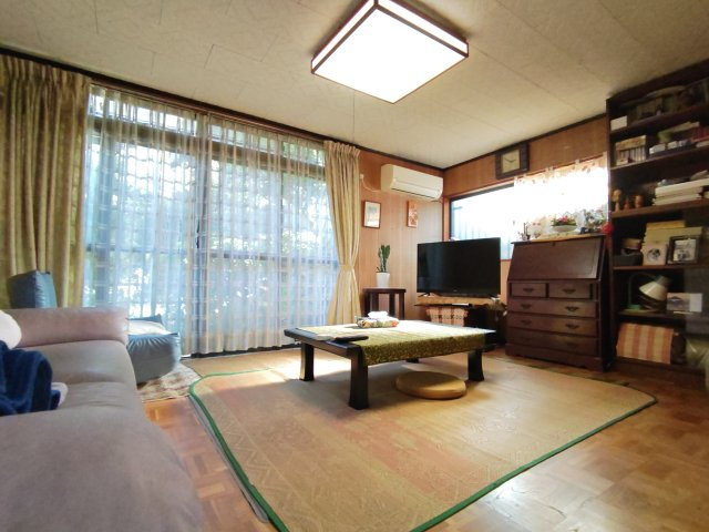 神島町平屋建ての居間・リビング