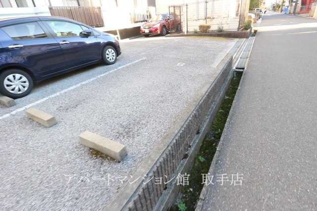ジャスティス 2番館の駐車場