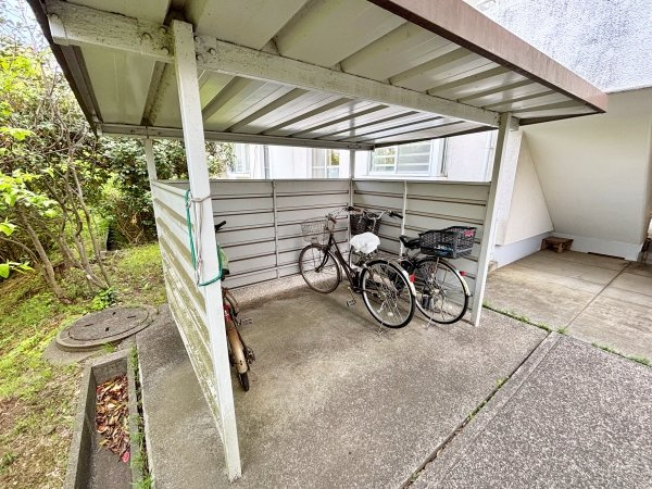 敷地内にある屋根付きの自転車置場