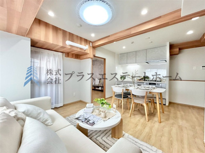 【その他】 | ライオンズマンション神戸 | 木目調の梁でアクセント天井で空間に広がりを感じさせ、視覚的に天井を高く見せる効果があります♪