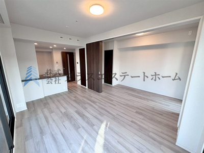 【居間・リビング】 | ベイシティタワーズ神戸WEST | 床暖房付♪部屋全体を均一に暖められ空気が乾燥しにくく足元から温まる事で室温以上に暖かさを感じやすい♪