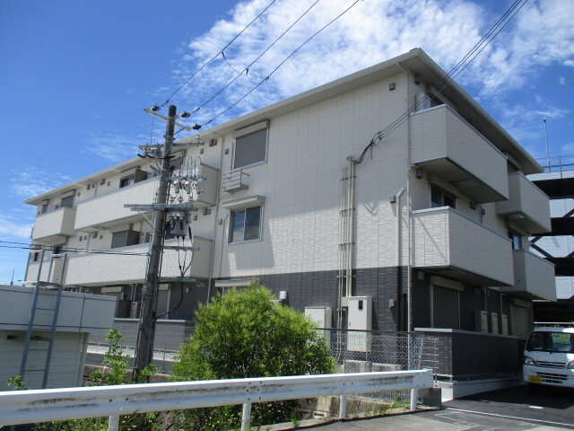 クローバー富士1号館の外観