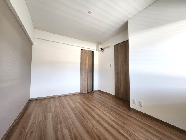 サンハイム長岡京の洋室|洋室（約5.7帖）
主寝室にちょうど良いお部屋です。