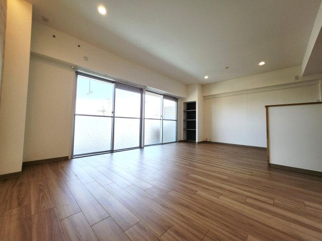 サンハイム長岡京の居間・リビング|東側の窓から暖かい陽光が差し込み、明るく心地よい空間です。