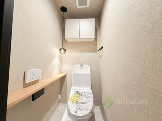 【トイレ】 | アイビハイツ三田 | 清潔感と落ち着きに配慮されたトイレスペース。シンプルで洗練された空間が、毎日を快適に支えてくれます。 