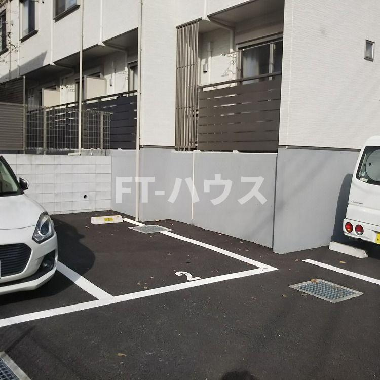 クレイノルーチェ幕張の駐車場