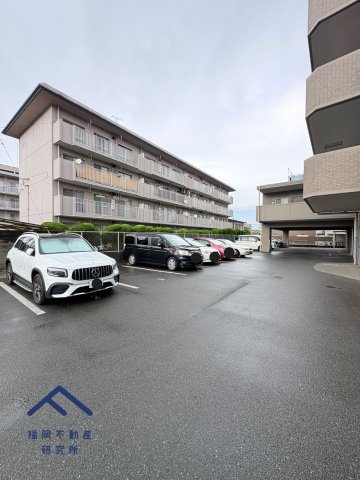 アクロス荒江グランコートの駐車場
