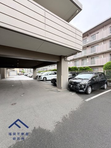 アクロス荒江グランコートの駐車場