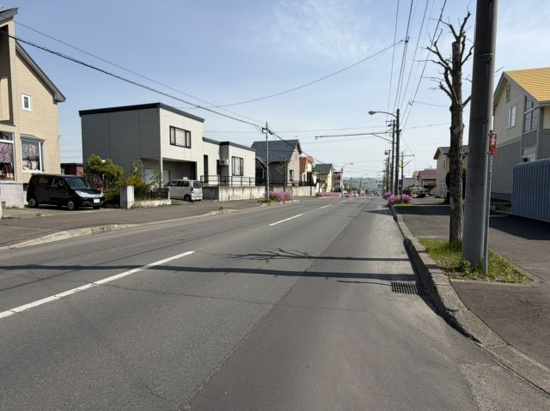 北見市高栄西町３丁目４番１号、(土地)緑ヶ丘２丁目　中古売家の前面道路含む現地写真