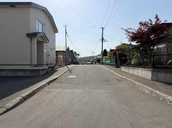 北見市高栄西町３丁目４番１号、(土地)緑ヶ丘２丁目　中古売家の前面道路含む現地写真