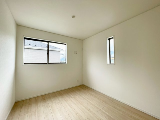 千曲市内川第４の洋室|日当たり風通しともに良好！明るく朝を迎えられるつくりになっています♪　１号棟