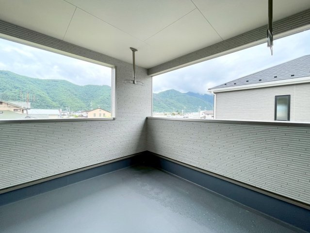 千曲市内川第４のバルコニー|日当たり良好な広いバルコニー！洗濯物の出し入れなど楽々できちゃいます♪　１号棟
