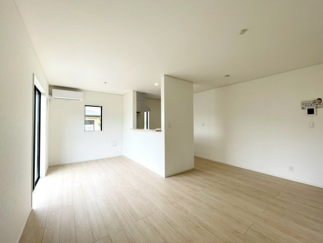 千曲市内川第４の居間・リビング|対面式のキッチンが特徴のLDK！リビングの様子を見ながら料理ができお子様のいるご家庭でも安心です♪　２号棟