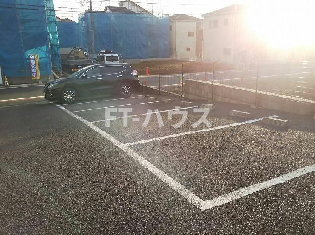レオパレスコージー幕張の駐車場