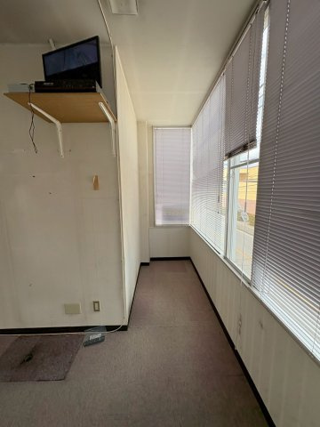 秦野市曽屋の店舗事務所の居間・リビング