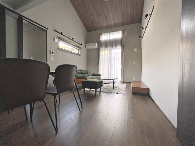 新築戸建・新築建売　三春町深田和　御木沢小・三春中の居間・リビング|17帖のLDKは天井が高く開放的な家族団らんスペースです！