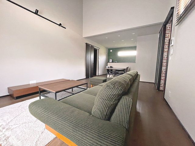 新築戸建・新築建売　三春町深田和　御木沢小・三春中の居間・リビング|広々としておりキッチンの前にダイニングテーブルを設置すれば、お料理の配膳もスムーズです！