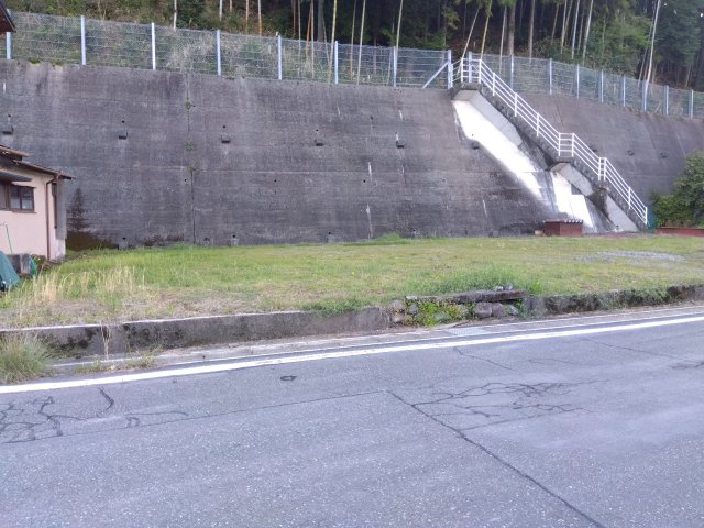 売土地　富士宮市内房の前面道路含む現地写真|清水富士宮線まで車で1分、国道52号線まで車で6分、新東名高速道路・新清水ICまで車で10分です。
