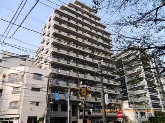 【外観】 | モダンでスタイリッシュな印象を与えるライトブラウンを基調とした外観。