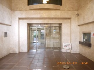 【その他共用部分】 | 清潔感と歓迎感があるエントランスホールとなります。