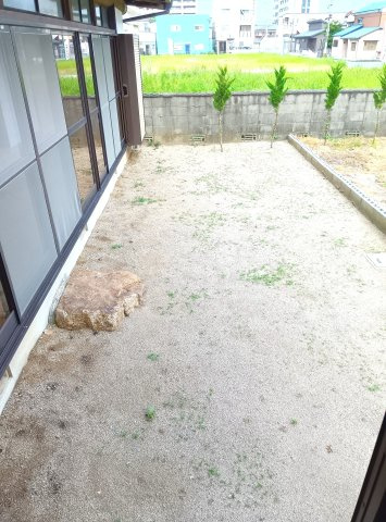 新地町M貸家の庭
