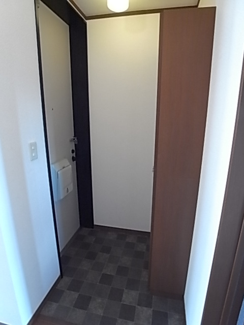 メゾン三条の玄関