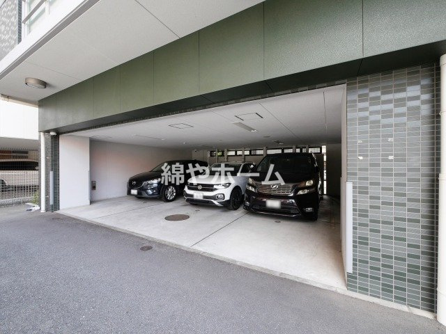 プレサンス玉造駅前の駐車場|車をお持ちの方に嬉しい駐車場付きの物件です