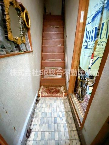 森河内西2丁目中古戸建の玄関|玄関と車庫を雨に濡れずに行き来でき便利です♪