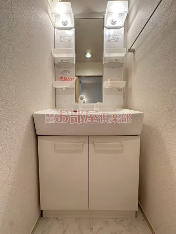 アザレアガーデンDの洗面所|明るい洗面所です