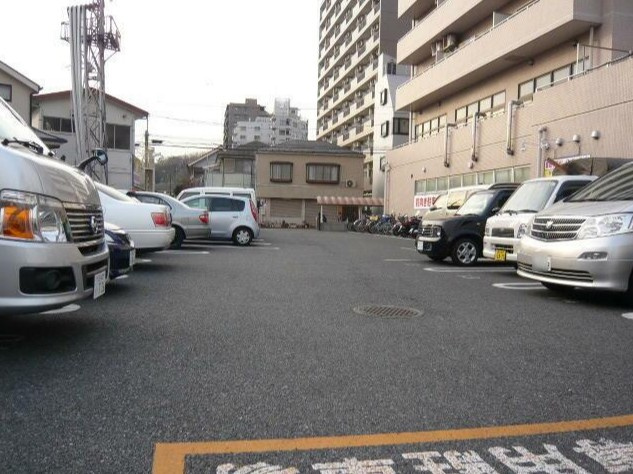キャッスル都の駐車場