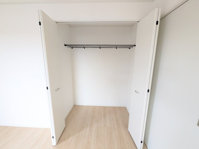 小美玉市納場　第4　新築戸建ての収納|大容量のクローゼットを完備。衣類から季節家電までスッキリ片付き、空間を有効活用できます。