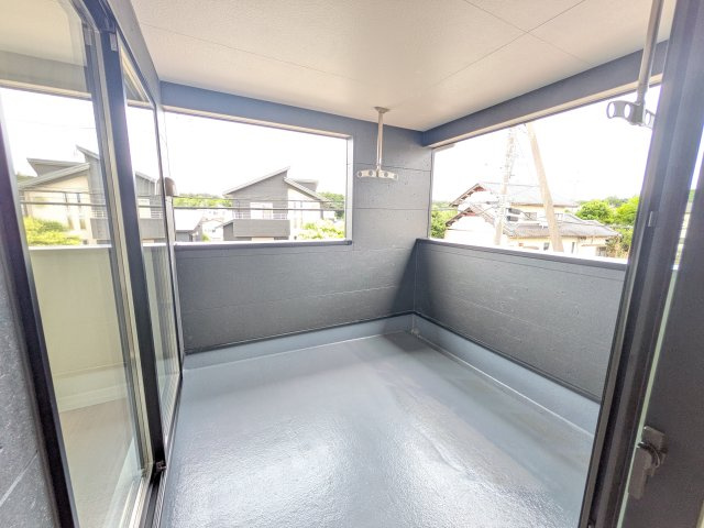 小美玉市納場　第4　新築戸建てのバルコニー|人気のインナーバルコニー。室内と一体感があり、雨の日のお子様の遊び場や、ペットの安全な外気浴スペースにも最適です♪