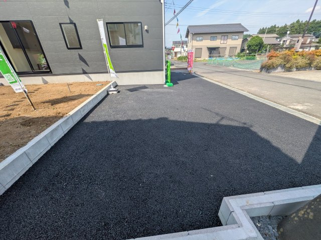 小美玉市納場　第4　新築戸建ての駐車場|駐車3台可能で、出し入れしやすいゆとりのカースペース。
月々の駐車場代が不要な点も大きな魅力です。