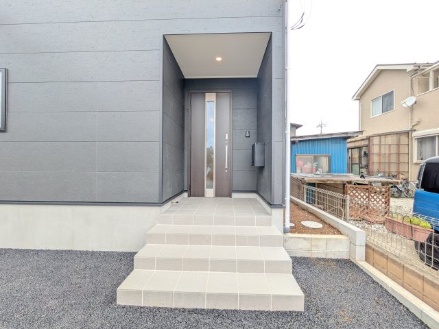 小美玉市納場　第4　新築戸建ての玄関|玄関ドアはカードキーで開閉も楽々♪
スマホでの開錠と施錠も可能です！
玄関上部には人感センサー付きのダウンライトがあるので、夜間の帰宅時に自動で点灯してくれます♪
防犯対策面にも一役買ってくれます！