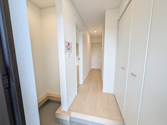 小美玉市納場　第4　新築戸建ての玄関|家族全員の靴がスッキリ片付く大容量シューズボックス完備。お客様を気持ちよく迎えられる、明るく清潔感あふれる玄関です。